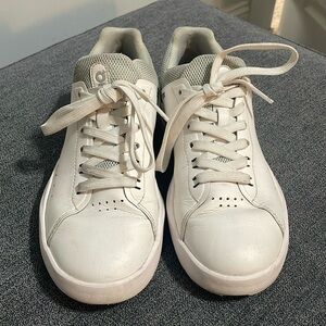 On Running the Roger Advantage tennis shoes | 5W